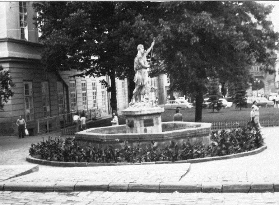9 Lwów 1987 , figura na Rynku.jpg