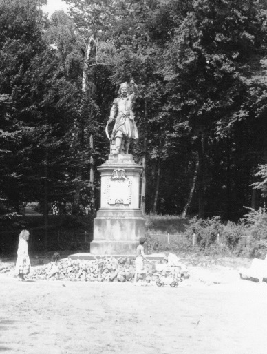 4Lwów 1987. pomnik Kilńskiego, Park Stryjski.jpg